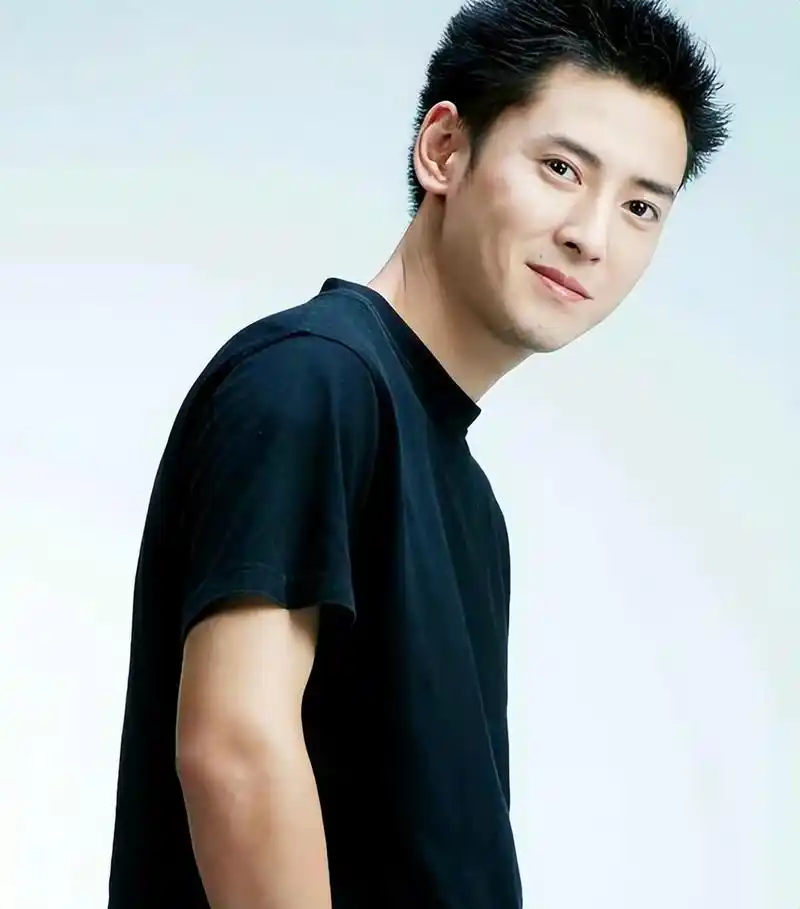 出道以来,韩栋参演了无数作品,也让观众看到了一个演员的蜕变.