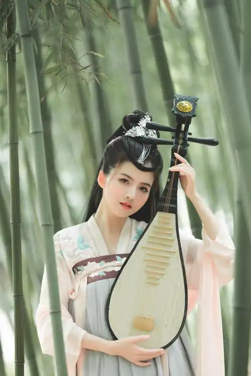 拍摄时,还需要引导模特摆出具有古风的造型.