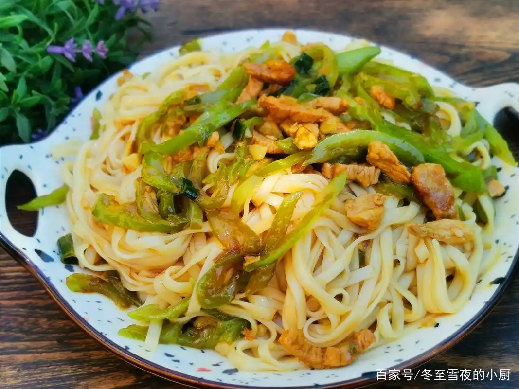 天热没胃口,试试这道"尖椒肉丝打卤面",凉爽清香开胃,味道香