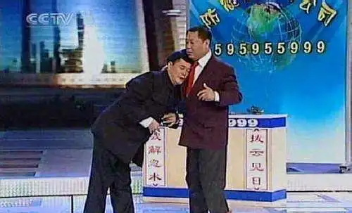 最经典的卖拐三部曲反映的是碰瓷和敲竹杠的社会现象.