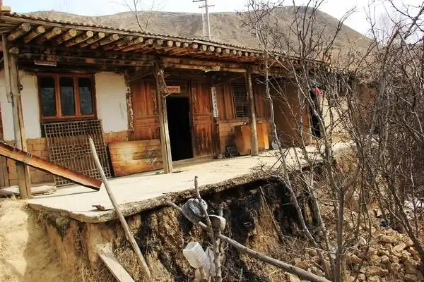 青海互助一村庄荒无人住的空房