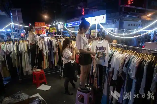 武汉夜市人声鼎沸 保成路地摊经济火爆