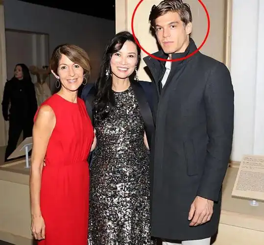 邓文迪风韵犹存,被22岁小鲜肉深情一吻,可惜心不在焉无法投入!