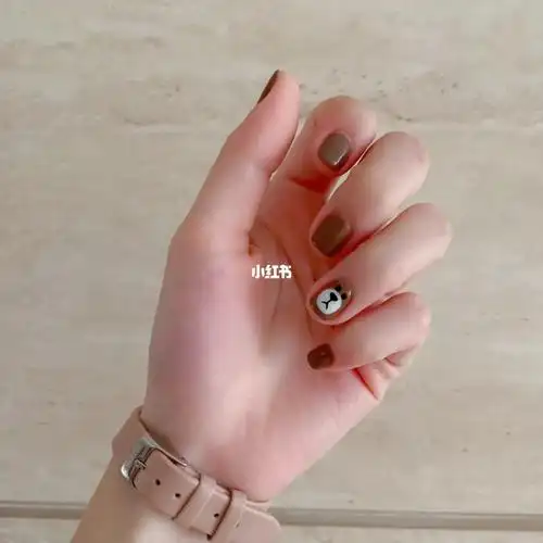 布朗熊爱好者当然要把93画在指甲上啦棕色系92美甲很适合秋冬喔