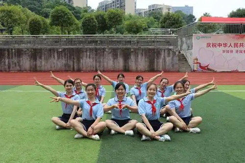 在导演的指导下,我们摆拍一点也不敢懈怠,娟导辛苦了,来来来,喝杯小酒