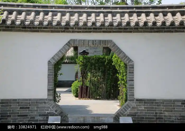 青砖白墙八角门