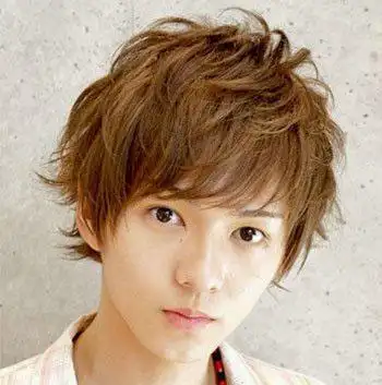 打造成蓬松立体声张感的发型,染上一款咖啡棕色染发,男生的阳光气息与