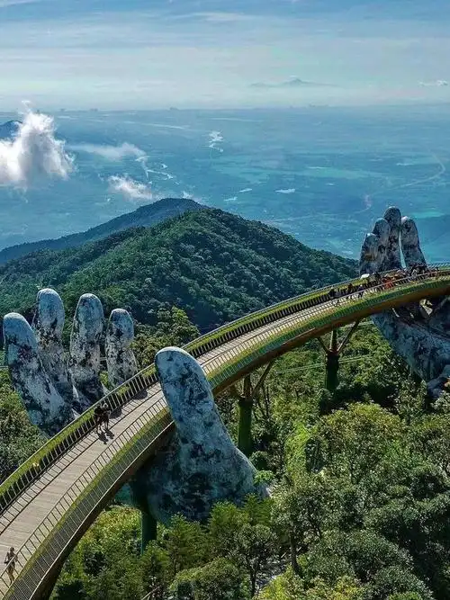 下龙湾(halong bay)越南第一个被列入世界遗产的景点,有数以千计大小