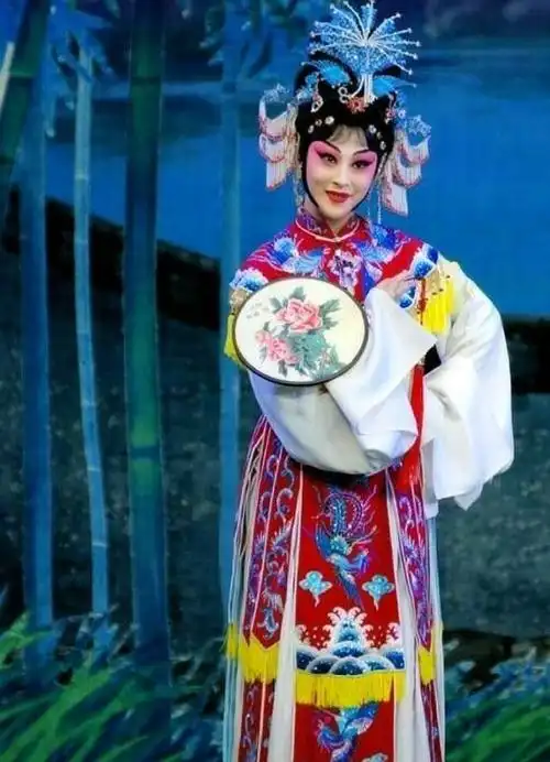 演员张馨月国粹京剧扮相靓丽台风自然诠释东方温婉细腻的美感