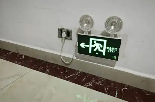 1,应急照明灯,疏散指示标志配置数量不足;2,电气线路敷设不符合要求