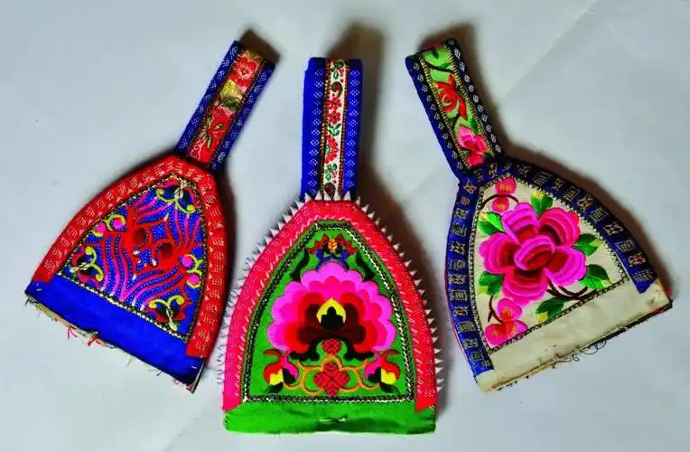 围裙把手▲裹背白族刺绣讲究图案的搭配和色彩的选择,图案生动,色彩