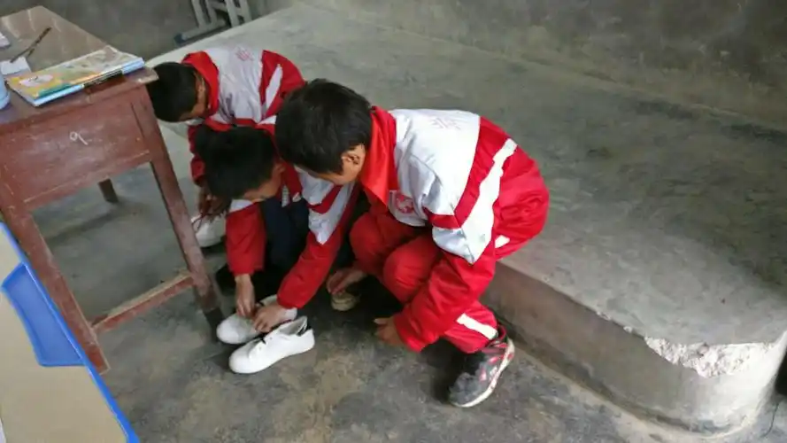 学生带上鞋子试穿.