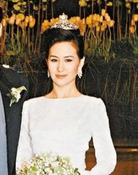 以为何超莲才是"赌王最美千金",看到何超琼年轻时,网友都呆了_造型