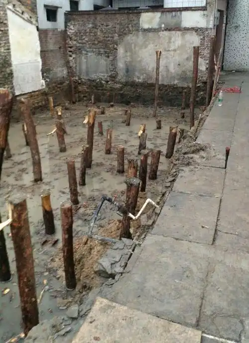 紧挨邻居打松木桩加满堂红对邻居有影响吗朋友们看后大呼长见识