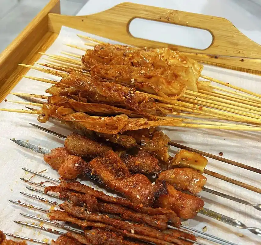 店名:嘎嘎香烧烤·东北特色烧烤 营业时间:17:00-03:30 人均消费:71.