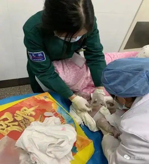 情况紧急宣城1名孕妇第三胎临产到医院时胎儿头部已娩出