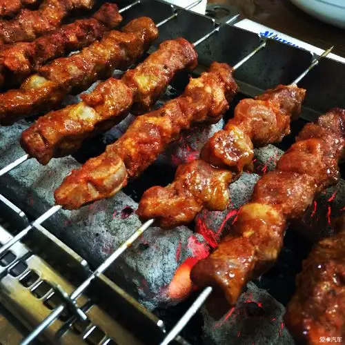 路边摊的10元7窜的羊肉串应该是假羊肉吧