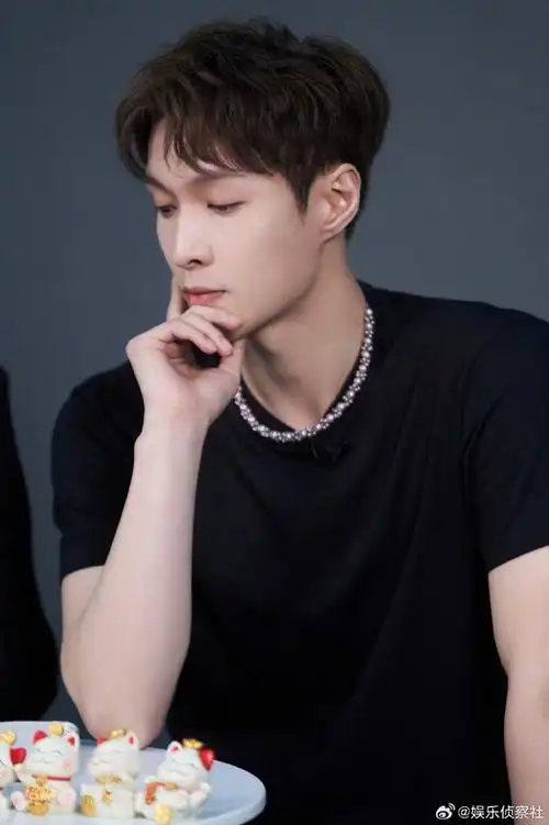 张艺兴连换五套衣服