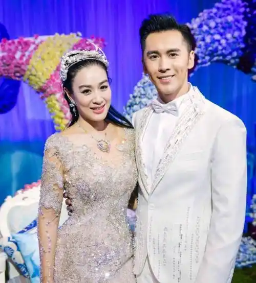 张伦硕撒狗粮,结婚4周年晒夫妻合照,50岁钟丽缇仍渴望生子_网友_身材