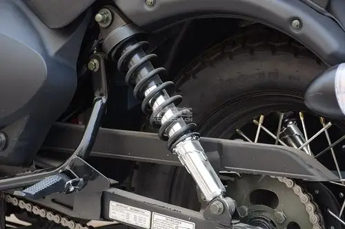 主车体采用后双筒减震器配多段可调节功能,边斗减震器为单筒式.