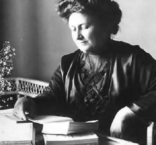 1913 年,玛利亚·蒙台梭利在审读她新版著作的首份印刷品.