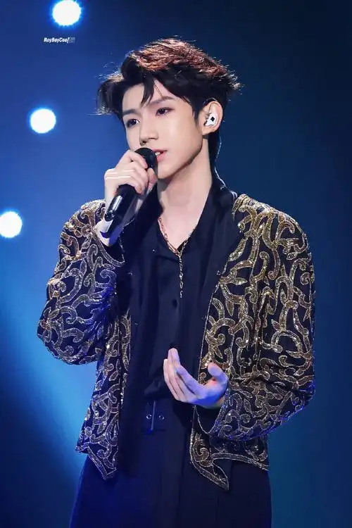 王源官宣加盟江苏卫视跨年##王源烟熏妆