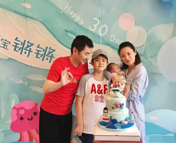 陈建斌欢喜作诗贺蒋勤勤二胎满月,满脸胡茬只因照顾月子辛苦了?