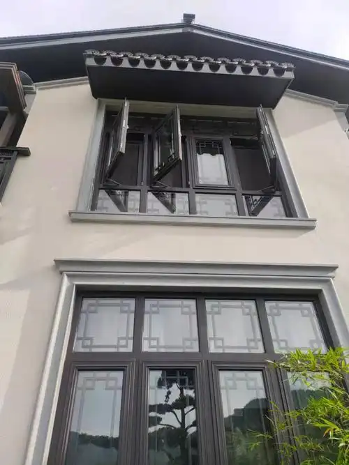 梅雨季节的中式窗景框出烟雨绵绵的江南意境