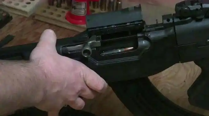 突击步枪这样装弹既方便又快捷用3个弹夹就搞定了