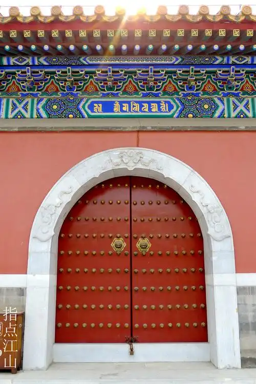 图为山门背面大门照片