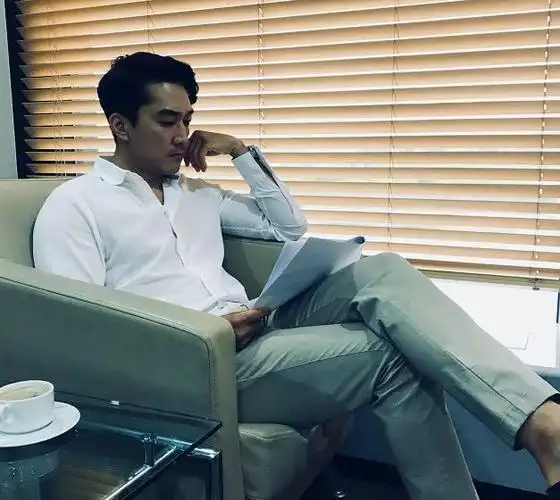 这位男艺人的名字就是宋承宪了,关于宋承宪这位韩国男演员或许有一些