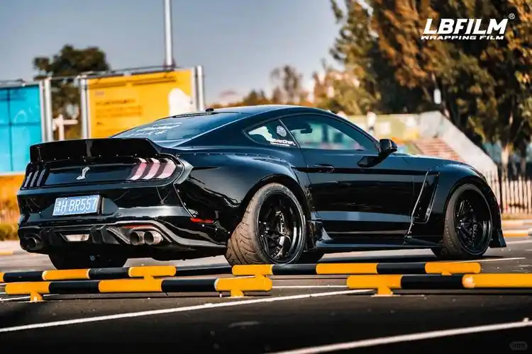 福特野马谢尔比眼镜蛇装贴lb亮黑车衣,黑色是最有态度的颜色_品牌_极