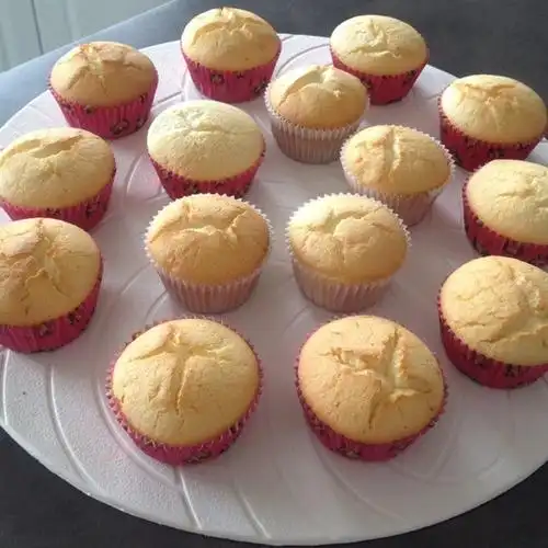 答应女儿和她一起做奶油纸杯蛋糕烤的~~~我是有多爱戚风啊,真的是对你