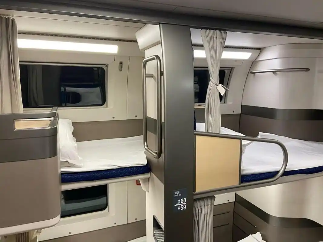 高铁新动卧 | 上铺版 回家时买到的是上铺,大致格局和下铺差不多.
