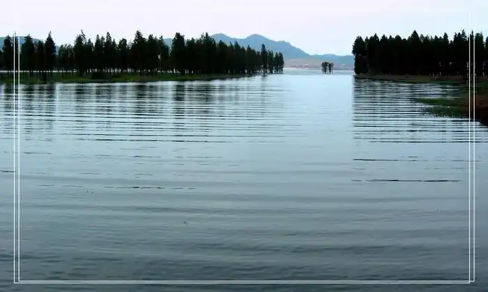 静湖深水 摄影 左溪