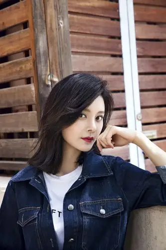 "万人迷"王瑞子牛仔look写真曝光 气质多样目光深邃个性范儿十足