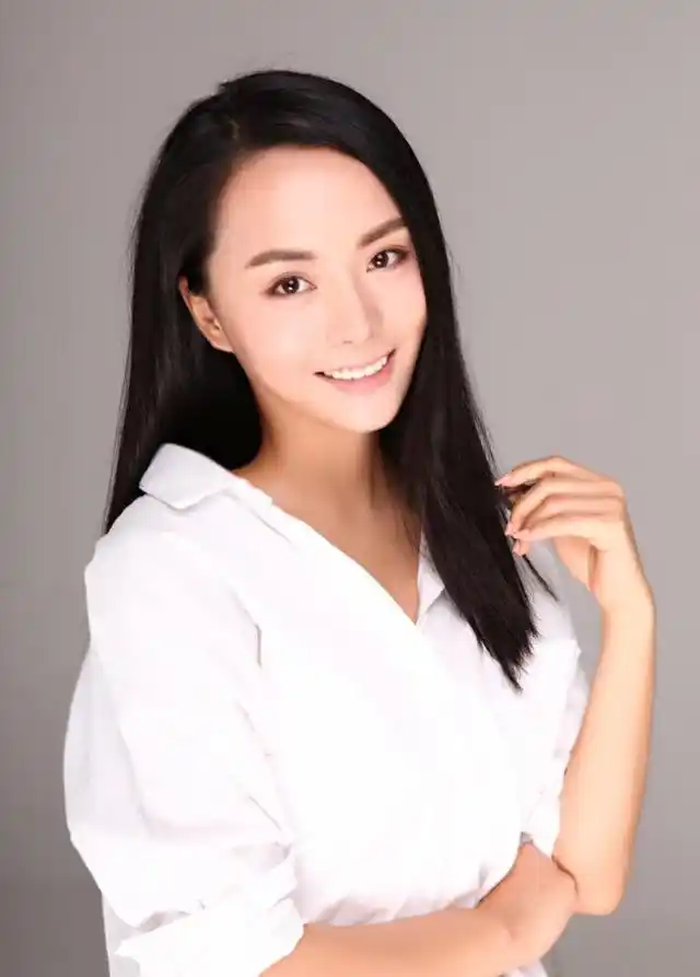 2012年在校期间参演中央电视台九集彝族电视迷你剧《听见凉山》,在剧