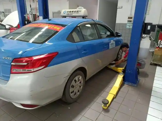 威驰出租车修复变形轮圈和保养检查