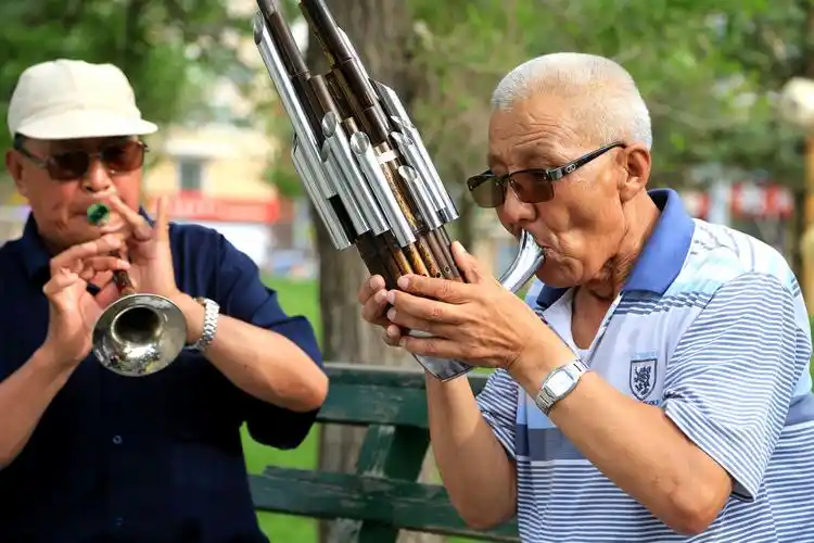 吹奏乐器的老人