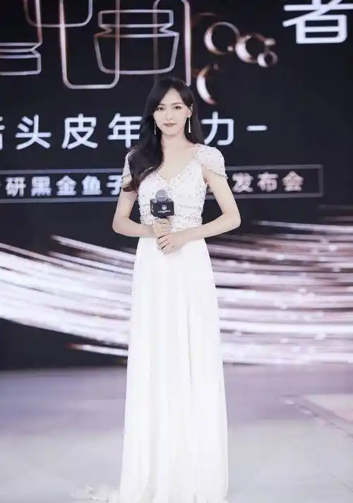 拥有170 身高的唐嫣身材让人羡慕,当她穿上了黑白配的束腰连体裤之后