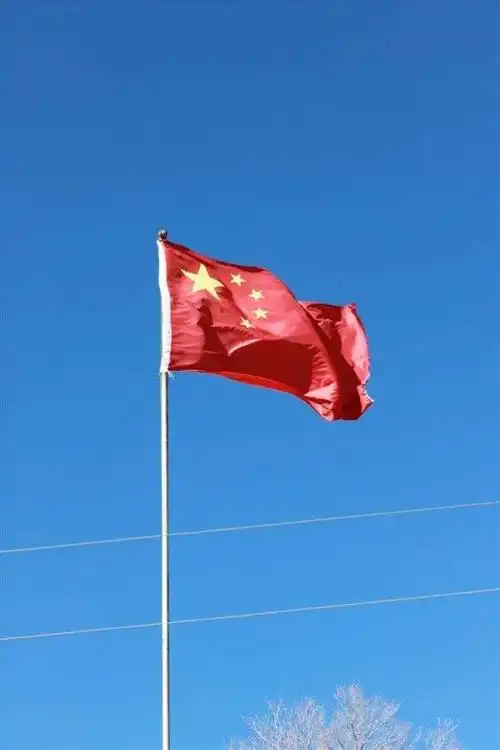 五星红旗在空中飘扬,给春天增添了一道耀眼的光芒!