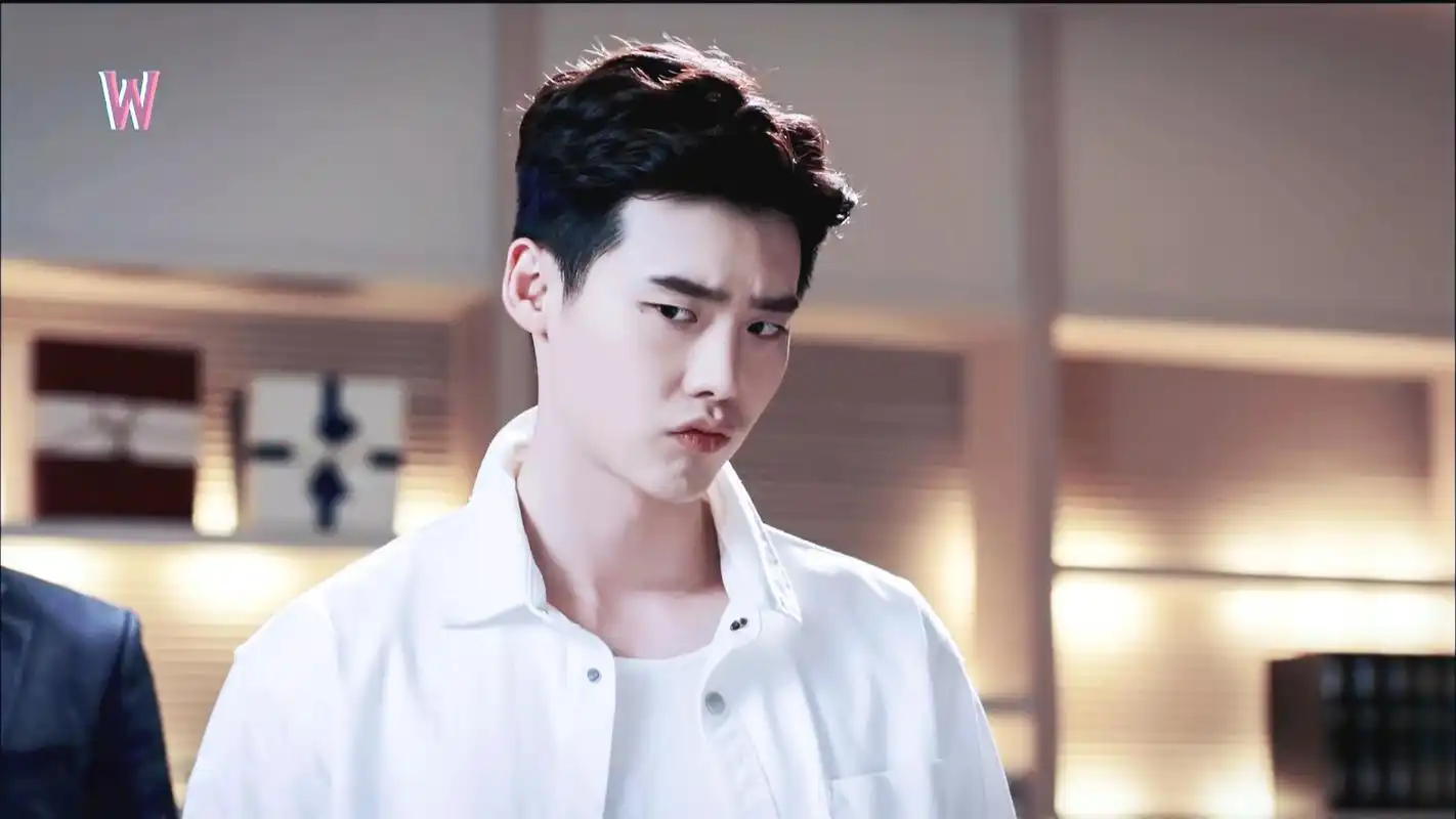 《w两个世界》李钟硕帅气剧照
