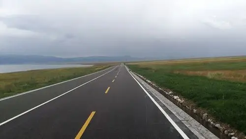 这平坦宽直的公路延伸在无限的风光中,令人心神摇曳