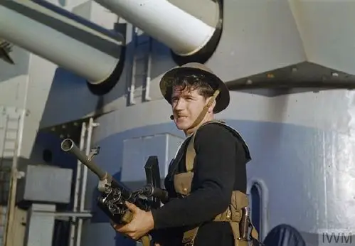 手持布伦机枪的英国水兵,英王乔治五世号