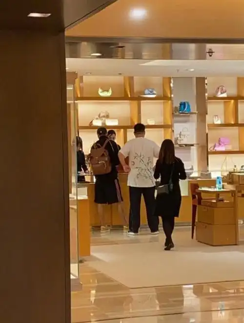 黄子韬和徐艺洋又被偶遇了,这次是在香港,而且当天还是七夕,这是怎么