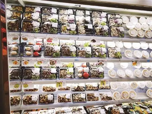 销售渠道的拓宽 在位于椒江市府大道的世纪联华超市,半成品菜摆满了