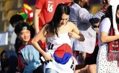 亚洲杯中韩比拼,韩国女球迷拿国旗当围裙抢镜,国足女球迷也不弱