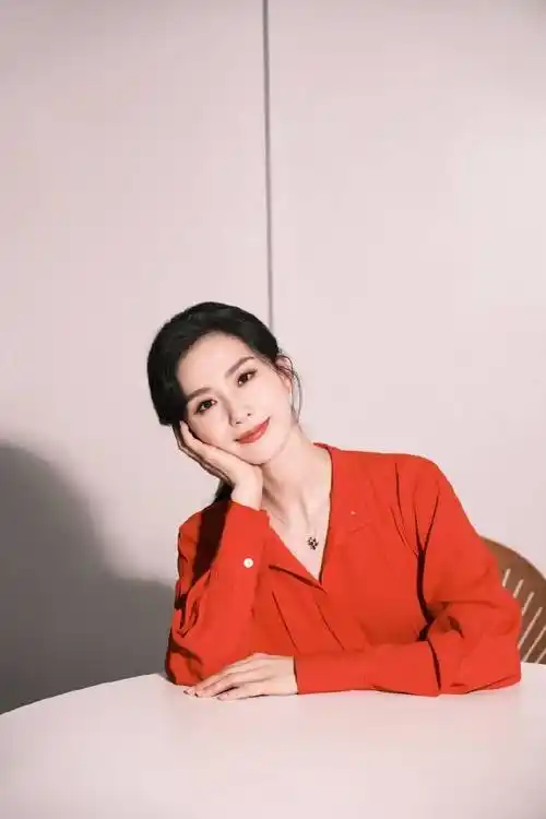 刘诗诗红衣写真微笑甜美