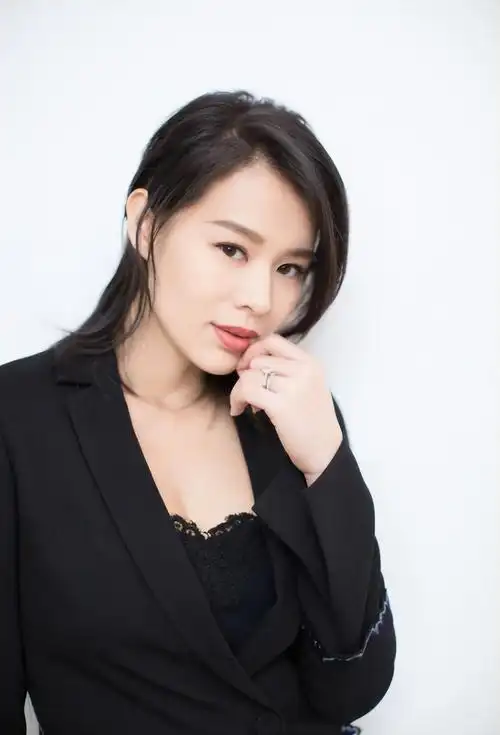 胡杏儿个人资料简介:嫁大3岁富豪李乘德,婚后连生三胎,如今很幸福-天