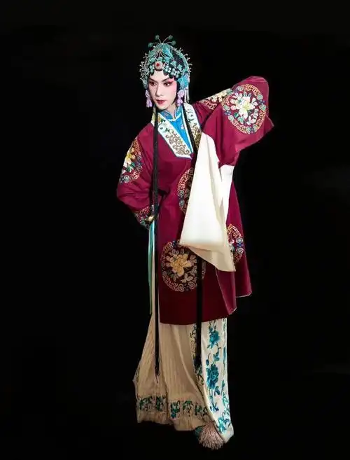 在京剧《穆桂英挂帅》中饰演穆桂英,扮相惊艳戏曲表现力十足,这身段